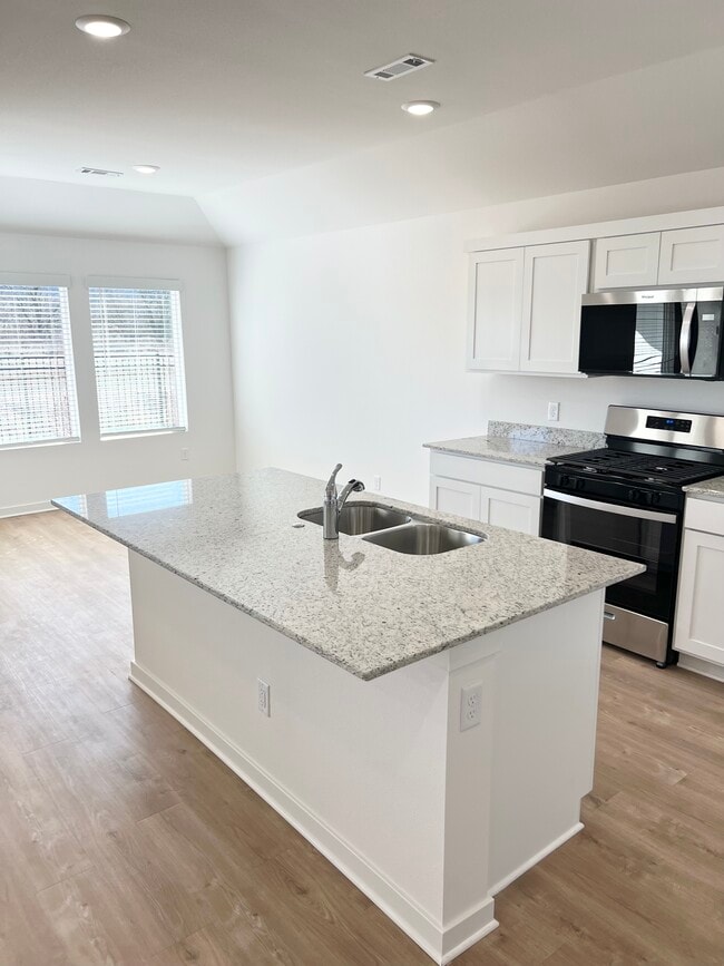 Building Photo - 561 Shepherd St