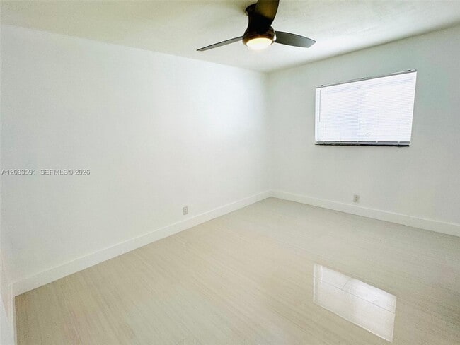 Building Photo - 105-107 NE 30th Ct