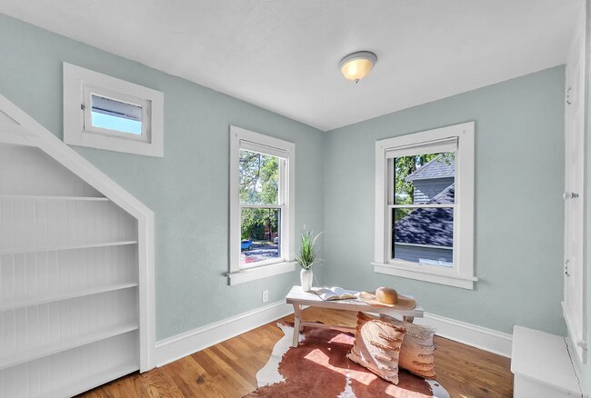 Building Photo - MOVE IN SPECIAL! 6 WEEKS RENT FREE! Beautiful 5 Bedroom Home with Lots of Natural Light!