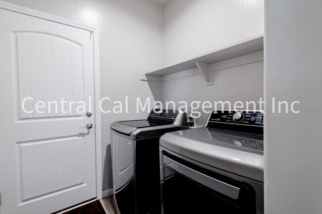 Building Photo - 4 Bedroom/2 Bath Home in the Southwest - $2595 Per Month!
