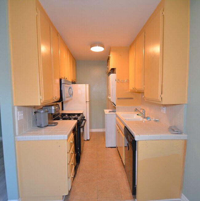 Building Photo - 8641 Glenoaks Blvd