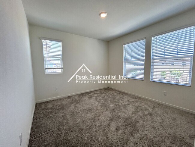 Building Photo - Beautiful Newer Folsom 4bd/2.5ba in Gated Community!