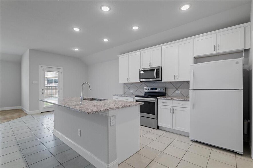Building Photo - 3006 Cliffview Dr