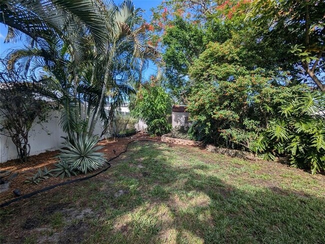 Building Photo - 609 NE 14th Pl