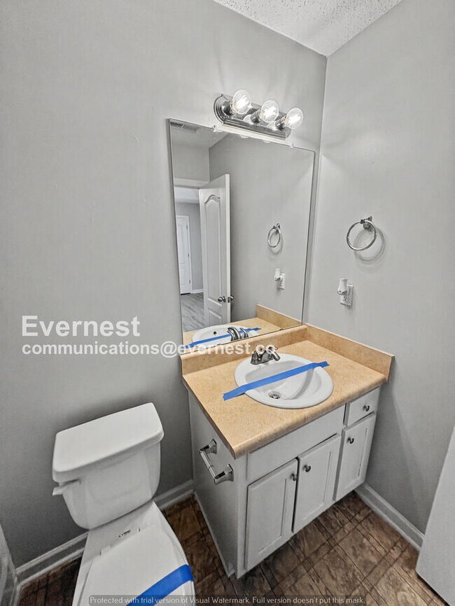 Building Photo - 3 Bed, 2.5 Bath Home with Modern Comforts / Pet-Friendly / Available Now!