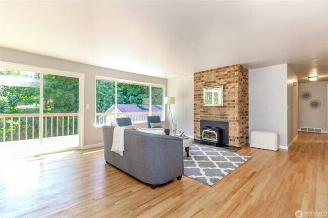 Building Photo - Spacious 3BR House in Federal Way