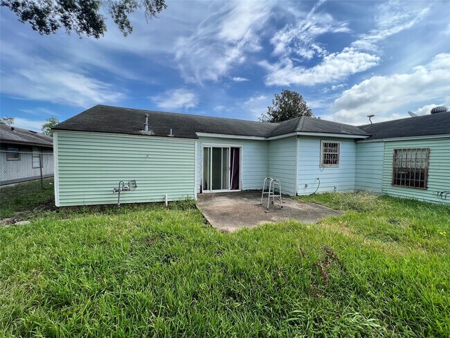 Building Photo - 5942 Ridgeway Dr