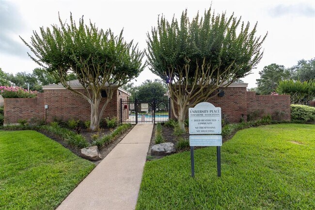 Building Photo - 17283 Saturn Ln