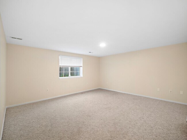 Building Photo - Spacious Home with Fenced Yard & Garage – ...