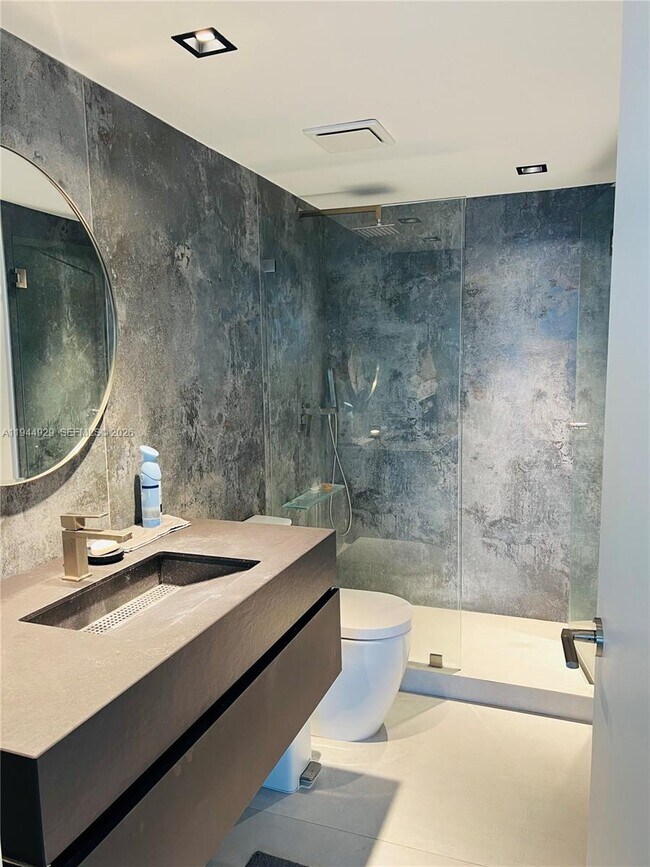 Building Photo - 900 Bay Dr