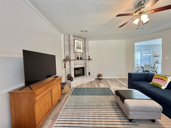 Building Photo - 2 Twin Feather Pl