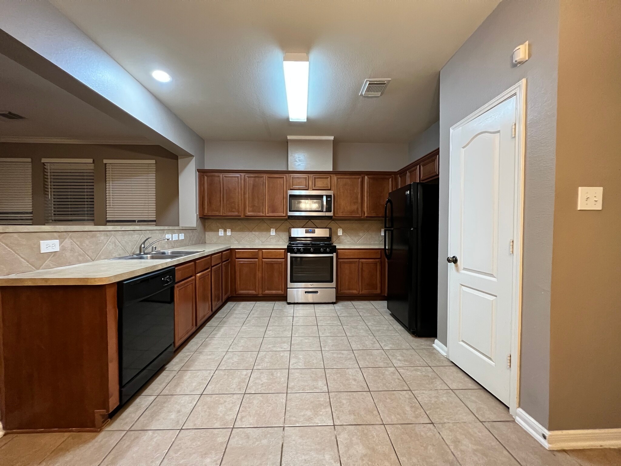 Kitchen - 8126 Montague Manor Ln