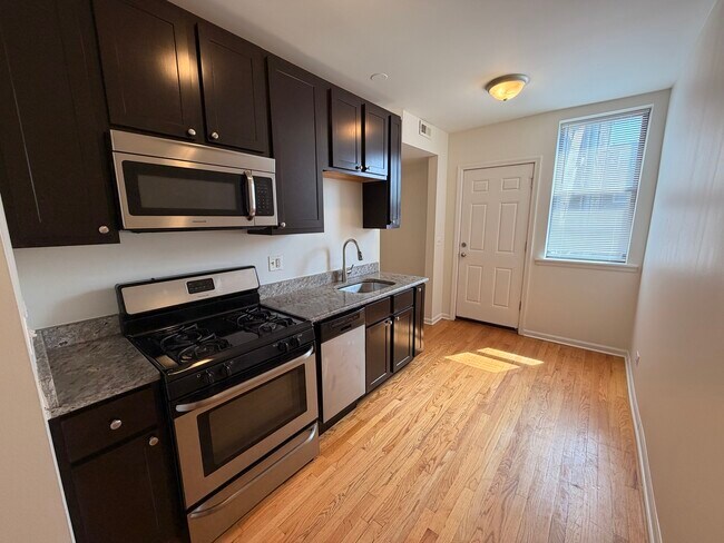 Building Photo - 2803 W Lawrence Ave