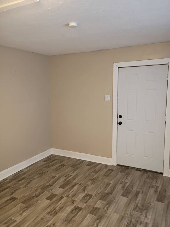 Building Photo - Charming 3 - Bedroom Property in Prime Location