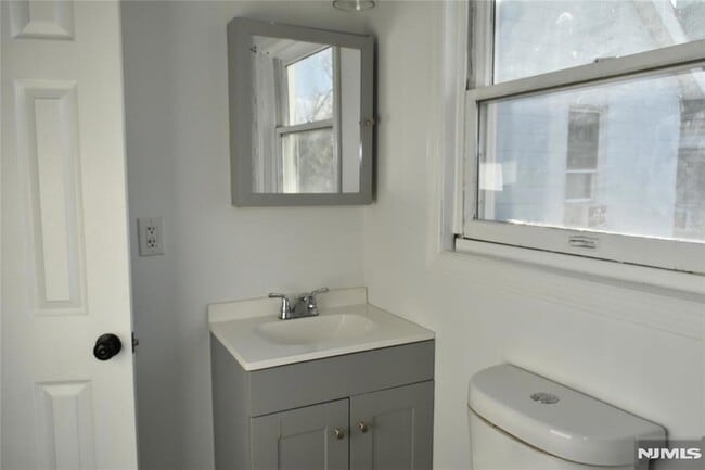 Building Photo - 129 Central Pl