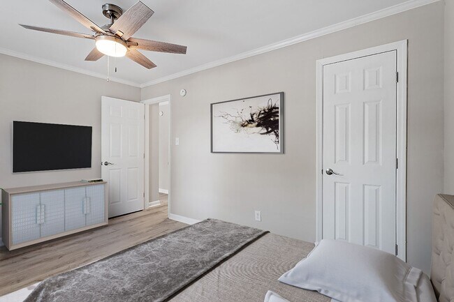 Building Photo - Gorgeously Renovated Apartments