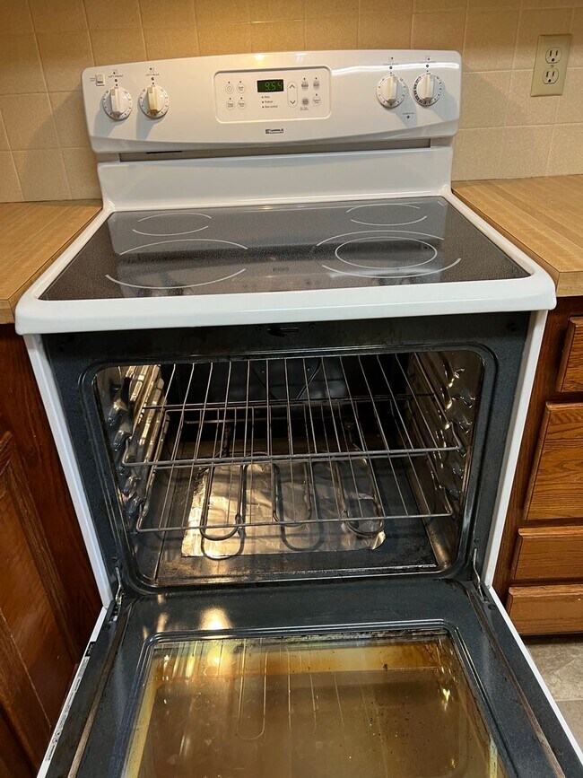 Building Photo - 3 Bedroom, 1.5 Bath Townhome W/ Attached S...