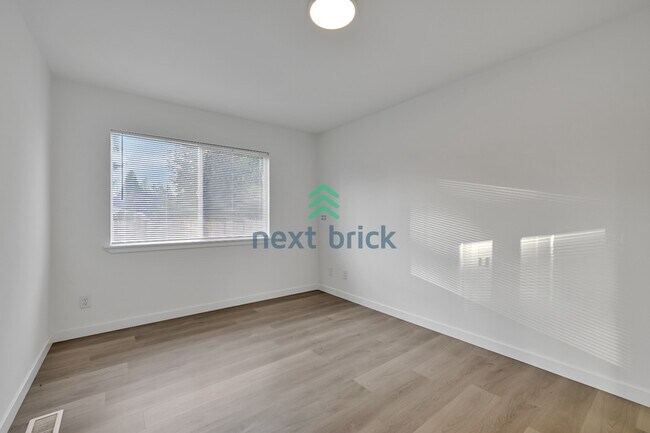 Building Photo - A beautiful 4 bed and 2 bathroom house for rent