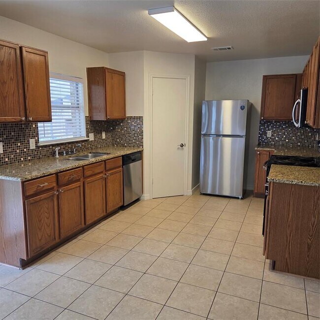 Building Photo - 905 Rocking Spur Cove