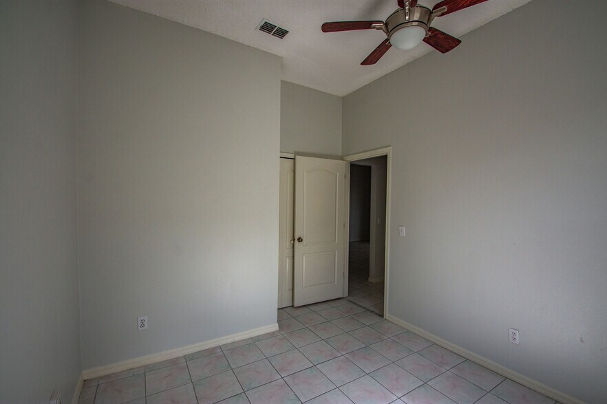 Building Photo - Available Now! 3/2 Home Near Hunter's Cree...