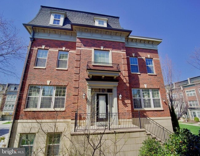 Building Photo - 712 Sentry Square