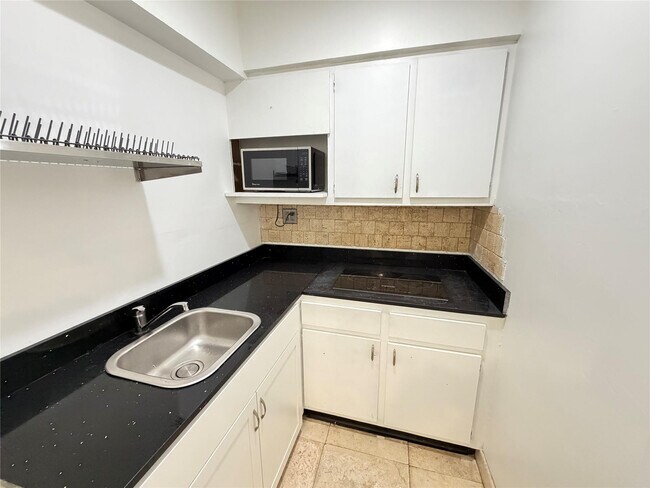 Building Photo - 101 SE 14th Pl