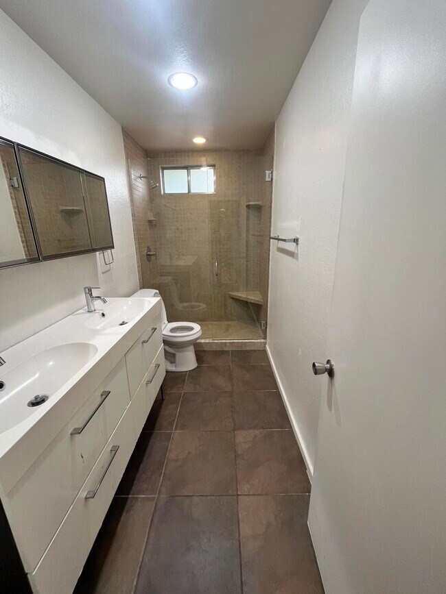 Building Photo - 400 N Sunrise Way