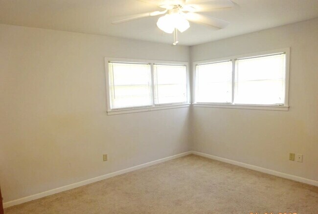 Building Photo - Lovely House Located Minutes From Elementa...