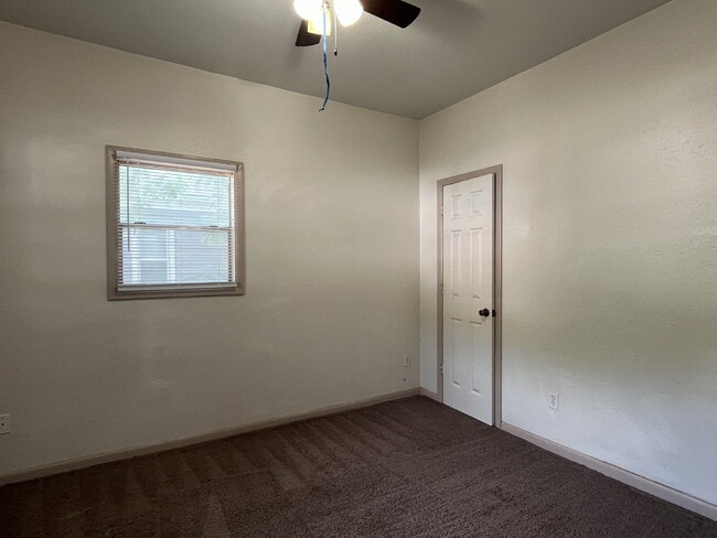 Building Photo - 3 Bedroom House for Lease!!