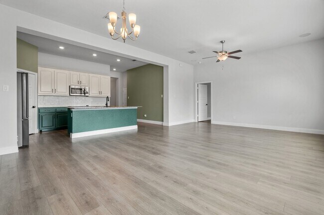 Building Photo - 1440 Lakeview Dr