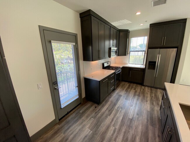 Building Photo - NEWER  4BED 3 BATH FRONT TOWNHOME*HWFLS*BALCONY*W/D IN  UNIT* CENTRAL AIR/HEAT* *STAINLESS  APPLI...