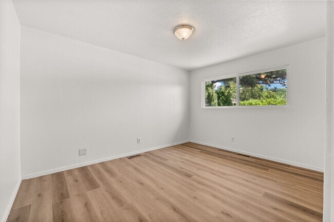 Building Photo - Large 4 Bedroom 2 Bath House