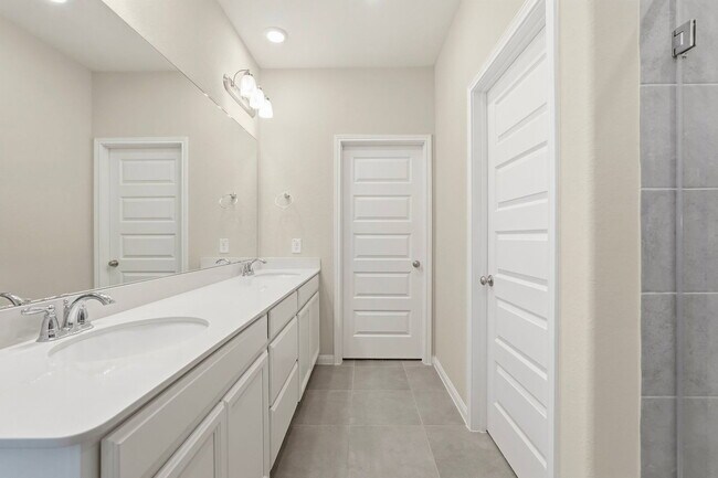 Building Photo - 1516 Lakeline Oak Dr