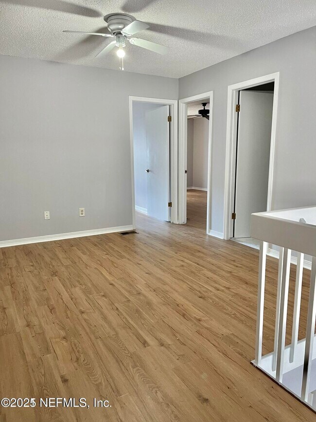 Building Photo - 1185 W Romaine Cir