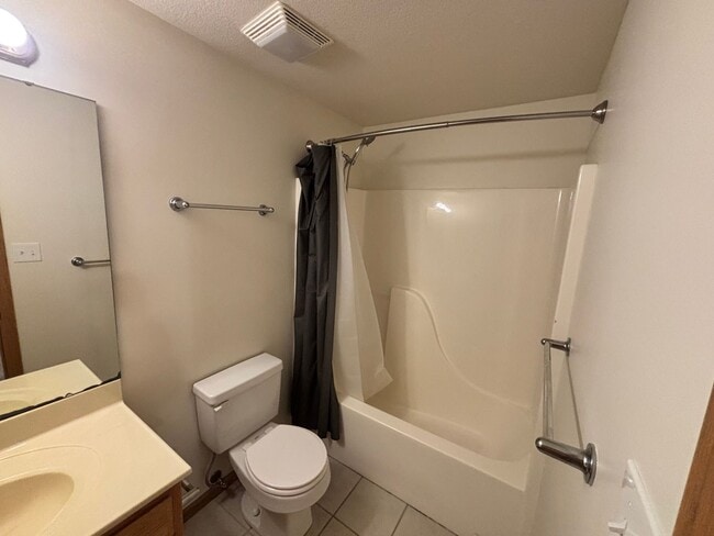 Building Photo - Beautiful 3 bed 3 bath duplex located in quiet neighborhood!