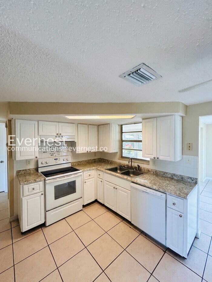 Building Photo - 9130 Chatam Ln