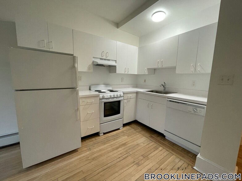 Building Photo - 1539 Beacon St