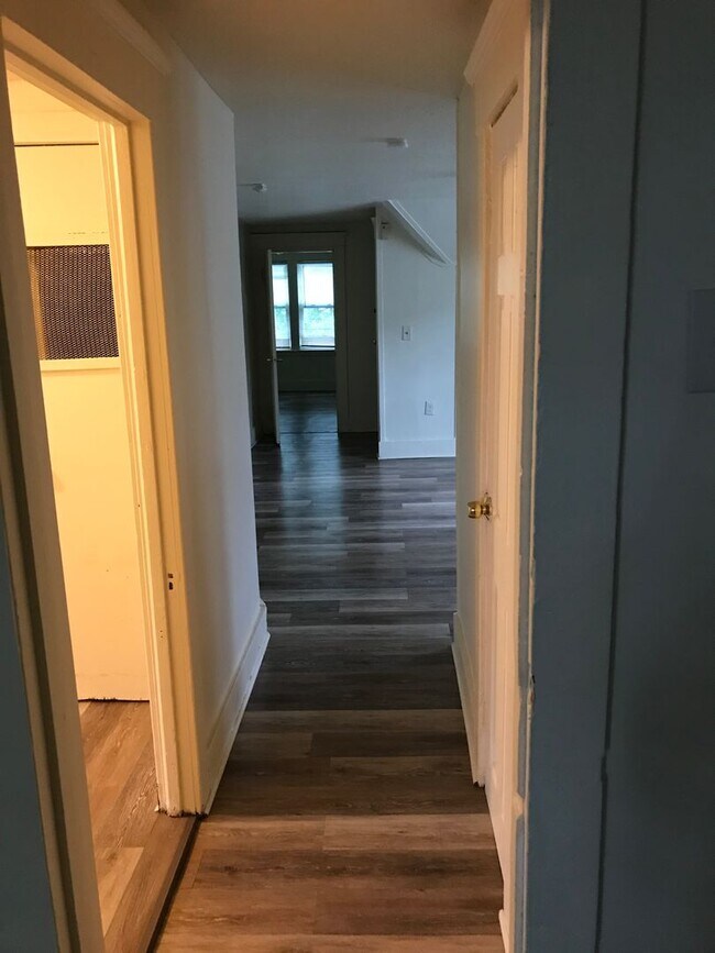 Building Photo - ELM 869-871