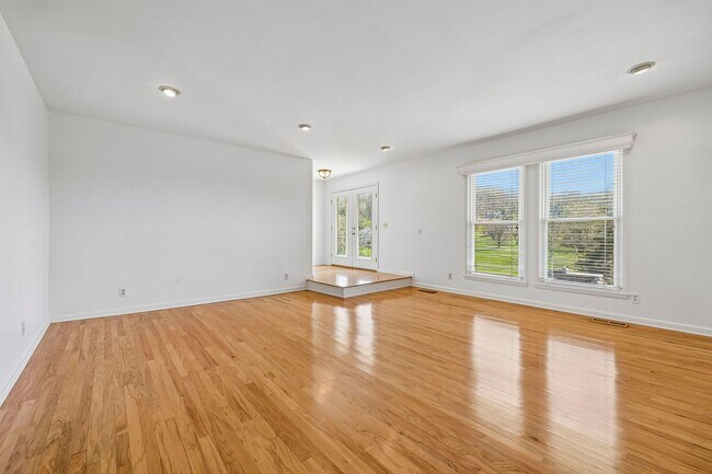 Building Photo - Experience the perfect blend of privacy and open space in this beautifully maintained 3-bedroom, ...