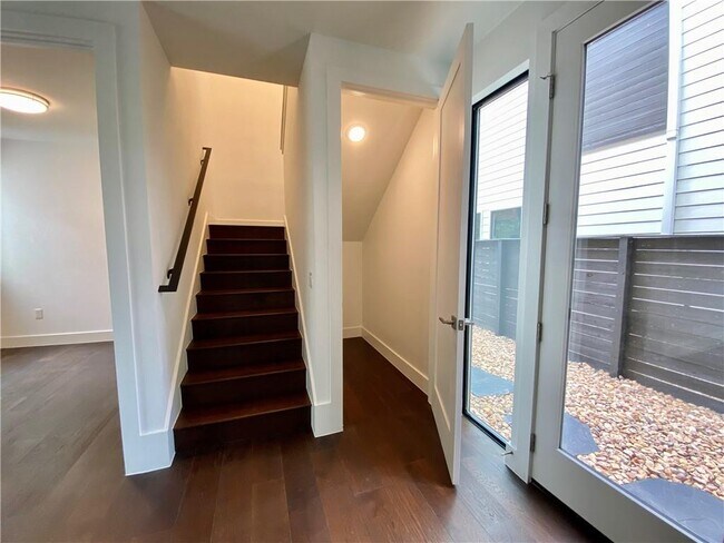 Building Photo - 1905 Riverview St