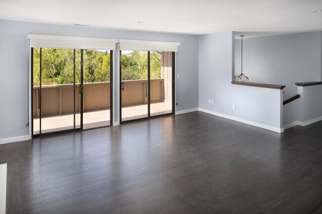 Building Photo - Gorgeous 3bd/2ba Townhouse, complete interior renovation, Modern upgrades, Community Pool -FOUNDA...