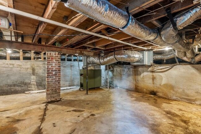 Building Photo - Large Brick Two Story Home, Hardwoods, Sep...
