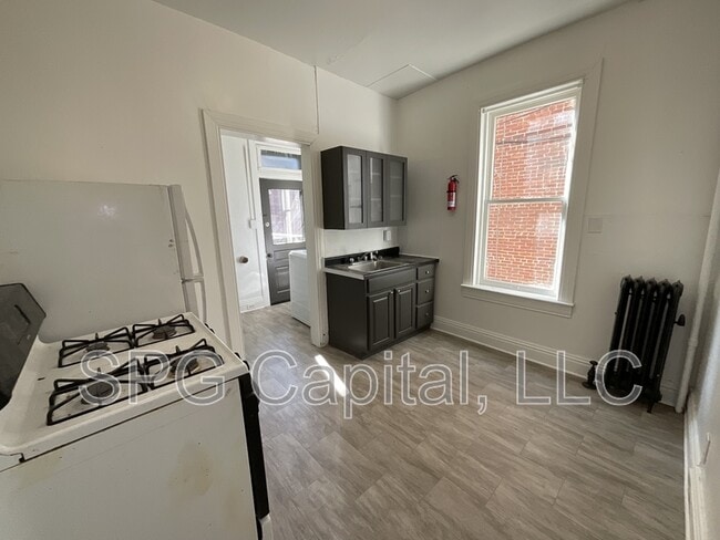 Building Photo - 1042 W Market St