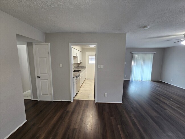 Building Photo - 5628 Birchmont Dr