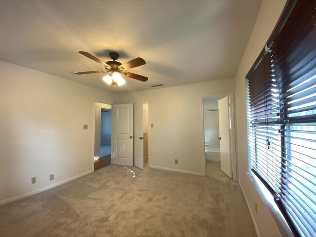 Building Photo - 2501 Peach Tree Ln