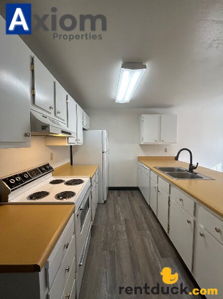 Building Photo - 2147 Marigold St