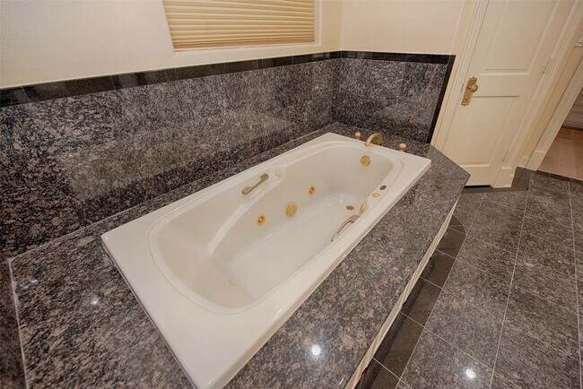 Building Photo - 2293 E Bayshore Dr