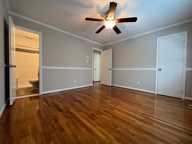 Building Photo - Great on Gardenview!