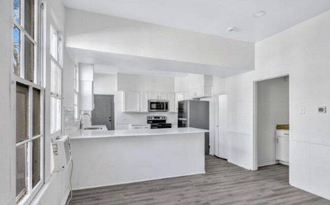 Building Photo - 827 S Crockett St