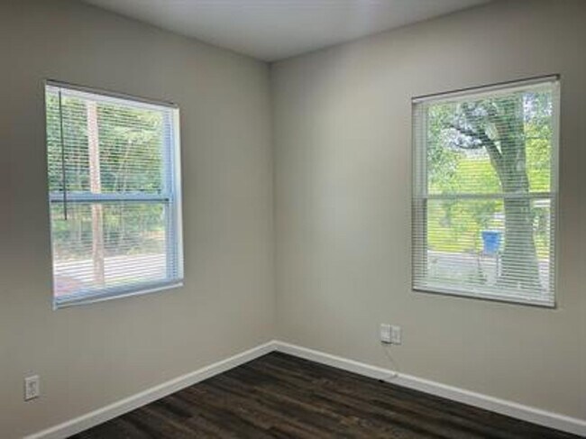 Building Photo - Brand New Renovated 2/1 Available Now!